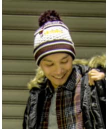 ALTAMONT | 折り返しタイプのボンボンビーニーで使い勝手も良くプレゼントにも最適です。 ジャガード風な仕上がりで、クリスマスシーズンにももってこいなアイテムなのですがなんと！フロント部分の後ろ向きのサンタさんから繋がっているブランドロゴ・・・！！ 色も意味深な黄色です(笑) スパンデックスが入っているので伸縮性にも優れています。(ニットキャップ/ビーニー)