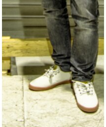 Emerica | アッパーにはスウェード素材、ソールはガムソールを使用。 低めに設定されたロープロファイルカップソール搭載で履き心地も抜群、高密度ラバー素材とエメリカトライアングルトレッドパターンソールにより、グリップ力と耐久性にも優れています。 普段履きにも使えるお洒落な1足です！！(スニーカー)