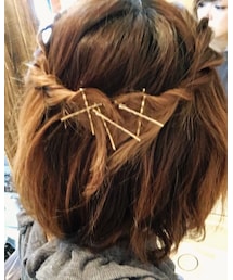 ヘアアレンジ | 全体を波ウェーブにして耳上サイドをねじって後ろでゴールドピンでとめました。(ヘアアクセサリー)
