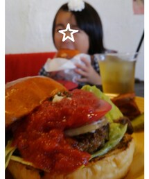 本日のランチ🍴 | モッツァレラチーズとトマトのハンバーガー🍔(食器/キッチン)