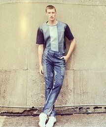 schmidttakahashi | schmidttakahashi 

ユーズドアイテムをただ再利用するのではなく、素材・ディテールの特長を生かして新たな命を吹き込む。
ユーズドアイテムの回収ボックスを設置し、寄付者は受け取ったIDをもとに、アイテムのその後を追跡することができる。



本来大切にされるべき広義のファッションに対する価値観を再確認。

(デニムパンツ)