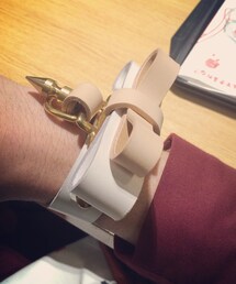 Niels Peeraer | 「There is no limit to cuteness(=可愛らしさに制限は無い)」という信念のもと、ナチュラルレザーを切り貼りして仕上げたアクセサリー。(ブレスレット)