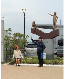 岩国錦帯橋空港の銅像とともに空気椅子 | その他
