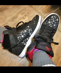 NIKE SB | NIKE SB DUNK HIGH 之閃光狗仔😘
我最愛穿DUNK系列啦〜尤其限量款的都超正點👍✨這雙鞋面的閃光造形部份還採用了3M反光材質，讓你就算在黑暗中依然超搶眼！！！(その他シューズ)
