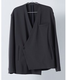 age3026™ | しっかりとした伸縮性ある生地を使用しており、 軽く、快適に着ることができます。 和服のエッセンスを取り入れたシンプルかつ 機能美溢れるデザインで、きちんと感とリラックス感を バランスよく取り入れました。オンラインミーティングの際にさらっと羽織ったりセットの星影踊るテーパードパンツと合わせて上品に着ることもできます。(ノーカラージャケット)