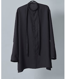 age3026™ | さらりとした肌触りと風合いが心地よいロングシャツです。 シンプルながらも、サイズ感や、ボタンホールの位置など、細部にとことんこだわったデザインになっています。 付属品である取り外し可能なベルト紐にもボタンホールを施し、自分だけのアレンジを何通りも楽しめるのもポイント。(シャツ/ブラウス)