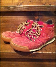 NEW BALANCE | NEW BALANCE H710  1994年の登場以来、確かな存在感で足元を演出し変わらない人気を誇るロングセラー「H710」。 ストリートのファッションのアイコン的存在として君臨するNEW BALANCEの名機。 アッパーに上質なスエードが使用され、クラシックランニングモデルとしての古きよき面影をしっかり継承されたモデル。 グリップ力のあるアウトソールはちょっとしたオフロードでも使用可能。(スニーカー)