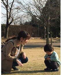 公園遊び。じっと落ち葉を見る。 | その他