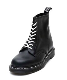 Dr. Martens | Dr.Martens（ドクターマーチン）2018秋冬PRODUCTより “CORE 1460Z WHT WELT 8EYE BOOT”が入荷しました。定番8ホールにホワイトステッチを使用したモデルが登場！ ありそうで、なかなか出なかったホワイトステッチの定番1460Z。お探しの方も多かったのでは、、、！ 定番のシルエットをしっかり残し、白黒のプルタグ、ホワイトステッチ。 スムースレザーを採用。(ブーツ)