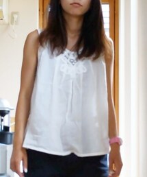 白い胸元レースっぽい、ゆるいタンク。(タンクトップ)