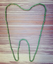 歯。
ではなくただの200円もしない子どものネックレス。フィンランドで購入(ネックレス)