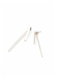 ROOM | スリムバーの組み合わせ方次第でたっぷりと楽しめるアイテム。 長い方のバーをポストに通すデザインなので他のアイテムと組み合わせたり、短いバーのみでの使用が楽しめます。 洗練された印象のシンプルバーだから、クールな装いにもぴったり。(ピアス（両耳用）)
