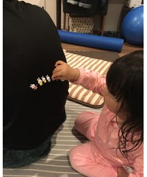 パパの背中にペタリ💡 | その他