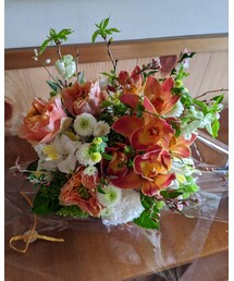 細根さんアレンジのお花💐✨ | ほんのり桜も入ってて、素敵💗(フラワーベース)