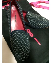 イタリアのシューズファクトリーALBERTO GOZZI社のファクトリーブランド、181【ウノ オット ウノ】

ALBERTO GOZZI社は、Jimmy Choo、ＰＲＡＤＡ、Miu Miu、DOLCE&GABBANA、Calvin Klein。。。、大手コレクションブランドシューズの生産も行なっている。

バレリーナシューズと柔らかい革靴の2つの要素をいいとこどりしたフラットシューズ♬(その他シューズ)