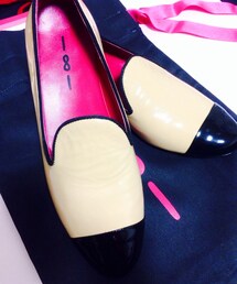 ブラック×ベージュのバイカラーフラット♡

イタリアのシューズファクトリーALBERTO GOZZI社のファクトリーブランド、181【ウノ オット ウノ】


バレリーナシューズと柔らかい革靴の2つの要素をいいとこどりで、凄く履きやすくて、美容師の私達にとっては一日中履きたくなる靴♥︎

(その他シューズ)