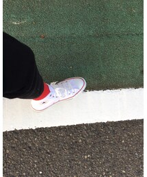 可愛いから見て欲しいです👟 | パンツと靴の間からちらっと見える赤ソックスなんて最高(ソックス/靴下)