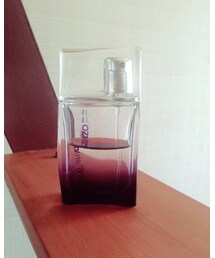 KENZO | ローパケンゾー・インディゴ。夕暮れの池にぼんやり白く光る蓮が1つ、また1つ…というような神秘的なイメージを描いた、ムスクの香り。(香水)