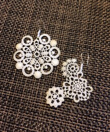 Handmade | レースのアシンメトリーピアス。1枚のレースをふたつに分割して作りました。周りの人からよく褒められる、お気に入りの作品です。(ピアス（両耳用）)