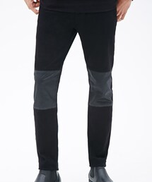 FOREVER 21 | パネルスキニージーンズです。
コーティング加工が施された膝パネルがポイントのスキニージーンズ。しゅっとしたスリムなシルエットがお洒落！柄スウェットやデニムシャツを合わせたストリートな着こなしがお勧めです。ジッパーフライ&ボタン開閉、5ポケット。
(その他パンツ)