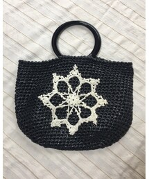 +K*(ハンドメイド) | 黒のナイロンテープで編みました♪モチーフはラメ入りの綿糸で編んで後付けしてます♪(かごバッグ)