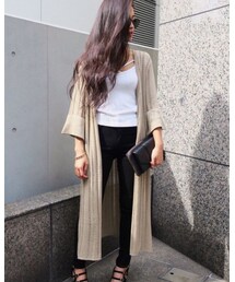 ENVYM | 縦のラインを意識した旬スタイルをGETできる、透かし編みニットカーディガンがお目見えです☆縦に効かせた透かし編み、直線的な身頃、足首上までのレングスでスマートをボディが手に入るよ!ワンカラーの落ち着き感ある仕上がりは、様々な着こなしにマッチするよ★ ヒラリとした袖口の切り替えがチャーミングだね♪ ざっくりと開いたサイドスリットで抜け感と色気をアピール↑歩く度にスリットから覗く素足がセクシーだね♪(その他アウター)