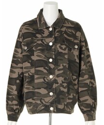 ENVYM | ミリタリー色の強いカモフラ柄でインパクト抜群にキマるカバーオール★ ゆったりとしたメンズライクなシルエットで、パーカーなどのレイヤードスタイルもスマートにマッチ◎トップスにボリュームがある分、スキニーやスリムパンツなどと合わせるのがオススメ!袖口をまくったり、フロントをオープンにすれば、こなれカジュアルな印象もグッと高まります♪(カバーオール)