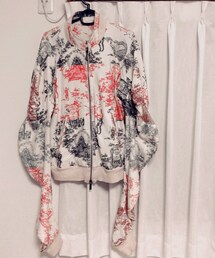 JOHN GALLIANO | アメ村の古着屋さんで購入しました
袖が長いのと、ヒジの部分が丸くなってるところがポイントですね☝️
色合いも白赤青と可愛いです⚪🔴🔵(パーカー)