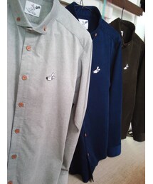 カブクアジト | コーデュロイボタンダウンシャツ！
衿が小さく、台衿部分にボタンが付いており、顔周りがすっきりとして見えます！
もちろんシルエットもバッチリきれいに仕上げています！(シャツ/ブラウス)