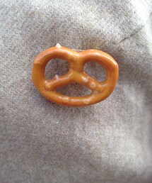 できたてプレッツェル(ブローチ/コサージュ)