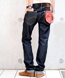 Lee | 1950年代にLEEが世界で初めてジーンズにジッパーを採用したモデルとしても知られる“101Z”のディテールを現代風にアップデート。シルエットをスリムにし、股上も若干浅めにし、現代風に穿けるようにシルエット修正しています。腰裏には、俗に“センター赤タグ”と呼ばれるLEEとBEAMSとのダブルネームタグを配しています。(デニムパンツ)