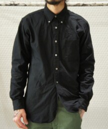 Engineered Garments | 19th BD shirt！

緩やかなラウンド状にカットされた裾のディテールは、左右が正面で重なり合うことでシャツイン時に起こる内側でのかさばりを防ぐ為に考案されたものでその機能は勿論、あえて表に出すことで
デザインとしての存在感を発揮します。
また、シングルニードルでの縫製、襟裏のジグザグステッチなど、耐久性が考慮されたEGならではの堅実なディテイルワークも注目すべき魅力の一つとなっています。(シャツ/ブラウス)