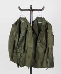 Needles | Military Peaked Lapel Jacket！！！

防寒用オーバーパンツとして生産されたミリタリーパンツを解体、新たにピークドラペルジャケットとして再構築された逸品。

ポケットやジップの配置、細かなディティールが一点一点異なり、それぞれ違った個性とミリタリ―アイテムならではの無骨な雰囲気が存在感を放ちます....(ミリタリージャケット)