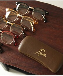 Needles | Needles Papillon Samuel Glasses

一点ずつ職人により丁寧に仕上げられ、中央のブリッジやテンプル部分には繊細な細工が輝き、レンズの両サイドにはNEEDLESならではの蝶が施されています。

また、“跳ね上げ”と呼ばれるレンズ全体が上げ下げできる仕様になっているのも特徴。美しいフォルムと力強さを兼ね備えたクラシックな逸品。(メガネ)