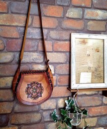 CHEAP THRILLS | USEDメキシカンショルダーバッグ 北米から輸入したUSEDのレザークラフトバッグです。 カラーリングされたエンボスが印象的です。 コンパクトなサイズ感で コーディネートのポイントになります。 レザークリームなどでお手入れをしながら末長くお使い頂けるバッグです。(ショルダーバッグ)