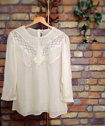 CHEAP THRILLS | willow and clay/LACE INSET エアリーナ素材感にデザインされたレースやバックセンターのボタン合わせが特徴的な一枚。 女性らしさを際立たせる軽やかな素材で仕立てられております。 willow and clayならではのデザイン性に長けた一枚です。  (シャツ/ブラウス)