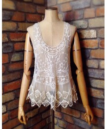 CHEAP THRILLS | 繊細なクロシェレースのタンクトップ。 裾に向かって広がりのあるAラインで シルエットもオシャレです。  長めな着丈で、一枚でも トップスを重ねて裾からちらっと裾出すレイヤードなど 色々な着こなしが楽しめます！(Tシャツ/カットソー)