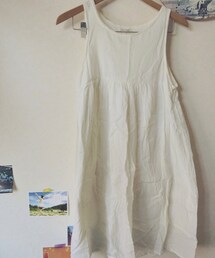 on the couch | 白のワンピース(ワンピース)