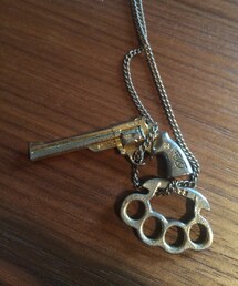 Dita | メリケンサックと拳銃(ネックレス)