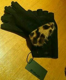 ISAMU KATAYAMA BACKLASH | 一枚モノ加工のムートン革手袋。裏地がかわいい(手袋)