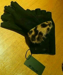 ISAMU KATAYAMA BACKLASH | 一枚モノ加工のムートン革手袋。裏地がかわいい(手袋)