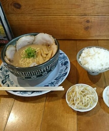 かすラーメン | ホルモンを揚げた物が入っている(その他)