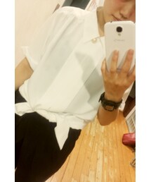 真っっっっ白なシャツ。


オーバーサイズで着てもよし、
キュっとくくってもよしなのです。(シャツ/ブラウス)