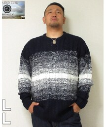 CREATION CUBE | 太い糸で編まれて、ざっくりしたデザインになっている  セーターです。  グラデーションデザインになっている紺色のセーター です。 派手目かなあと、撮影をサポートしてくれる  妻と言ってましたが、 「うわ！格好良いやん！」という事に。  全然、デザイン的に派手ではなく、むしろ ベーシックやなあと感動しました。   クリエーションキューブから冬の定番アイテム、 「洗えるセーター」シリーズが登場です！(ニット/セーター)