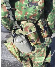 陸上自衛隊PX品 | 弾帯ベルトにつけたポーチ類。右からシングル弾倉、ダブル弾倉、水筒1型レプリカ、ダンプポーチ。この並び順は決められているが、部隊や作戦によっても異なるので詳しく調べてまた報告します!(ベルト)