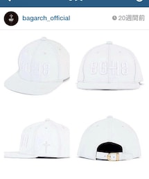 BAGARCH | WHT LEATHERを使用した、WHT LEATHER STRAPBACK CAP-BGHB-になります。上質な牛革を使用したBODYは、生地の厚さに比べて柔らかい被り心地が魅力的となっております。アジャスター部分にはゴールドのベルトが附属されています。(キャップ)