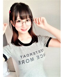 She looks great with big glasses and a gray shirt.(シャツ/ブラウス)