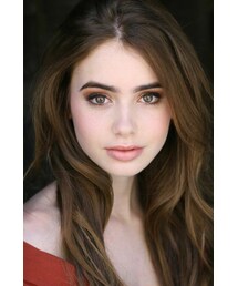 There's a big actress that looks good in everything white and red ...(ドレス)