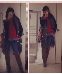 UNSQUEAKY | ダンガリーシャツに赤いカーディガン、デニムで合わせ、丈の短いコート、スエード素材のニーハイブーツで足長に、スートルを無雑作にしたりとシーバイの花柄デカバッグにして。(ブーツ)