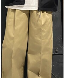 th | チノパンツ